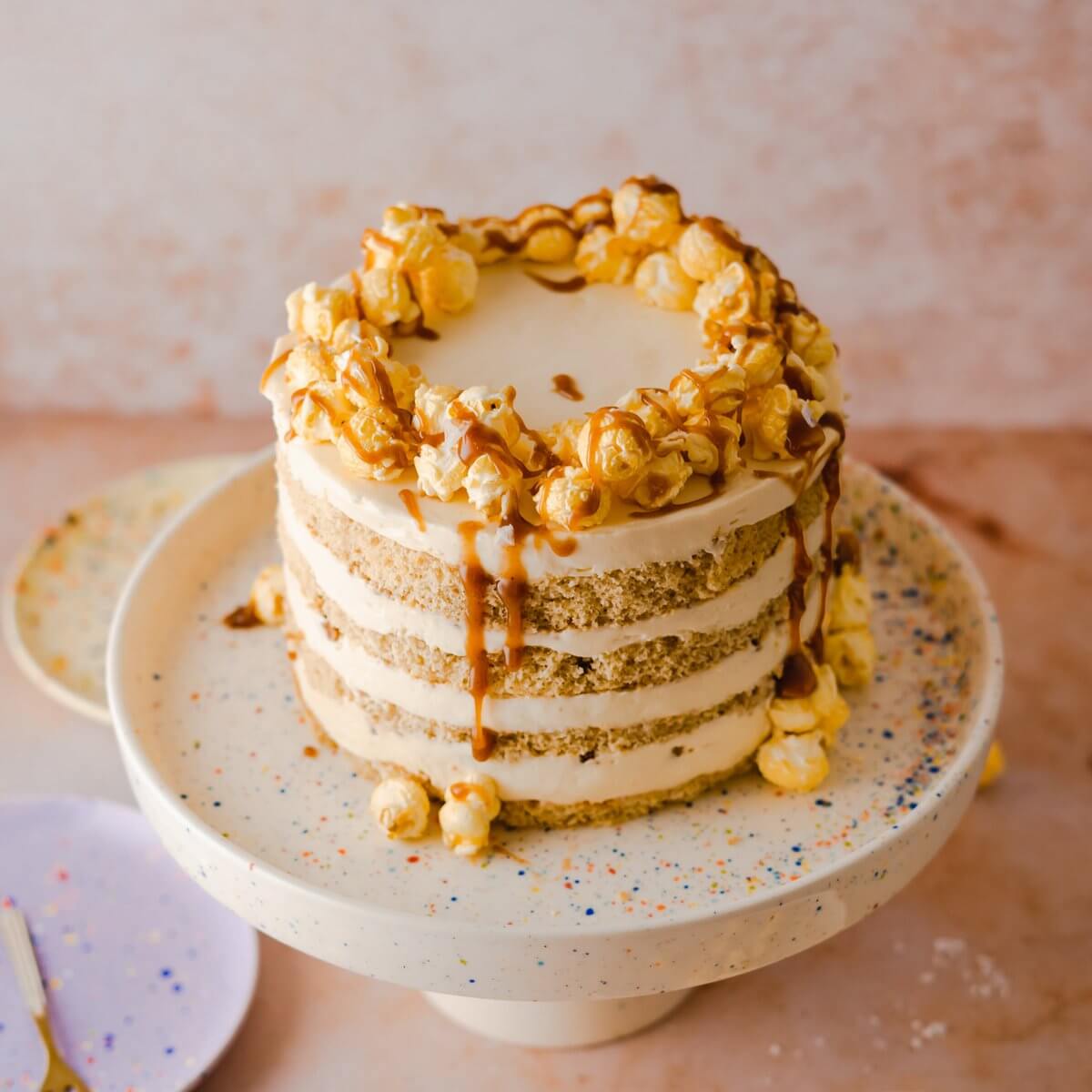 runder Tortenständer mit eine sahne torte drauf
